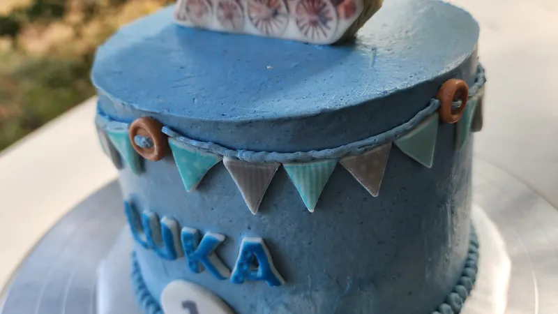 train cake